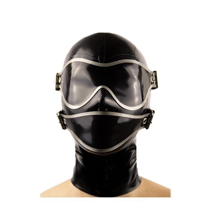 Frau mit einer schwarzen Latexmaske mit Augen- und Mundklappe.