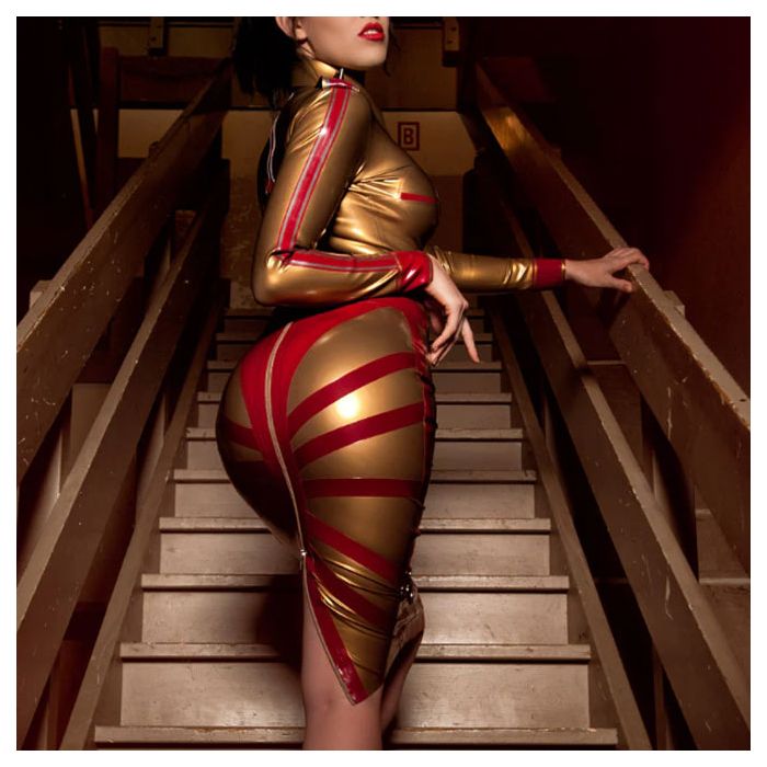 Unser kultiger Starburst Rock, hier abgebildet in einer atemberaubenden Kombination aus Latex in den Farben Antique Gold und Plum. Der Bleistiftrock hat vorne vertikale Streifen und hinten unser atemberaubendes Strahlenkranz Design, sowie an jeder Seite j