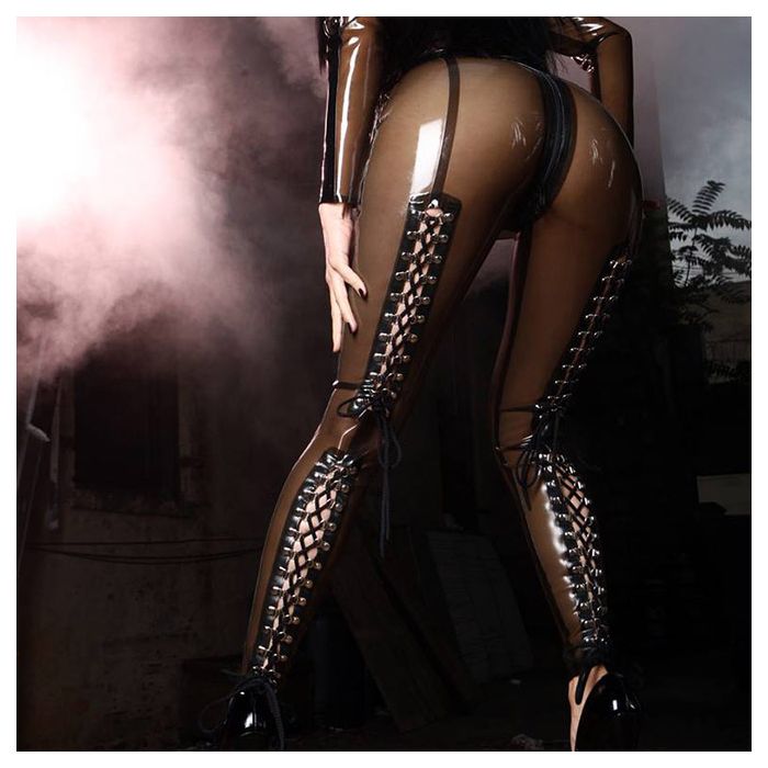 Geschnürte transparent schwarze Latex Leggins. Der 2-Wege Reißverschluss mit 3 Schiebern verläuft vorne von der Taille durch den Schritt bis hinten zur Taille.